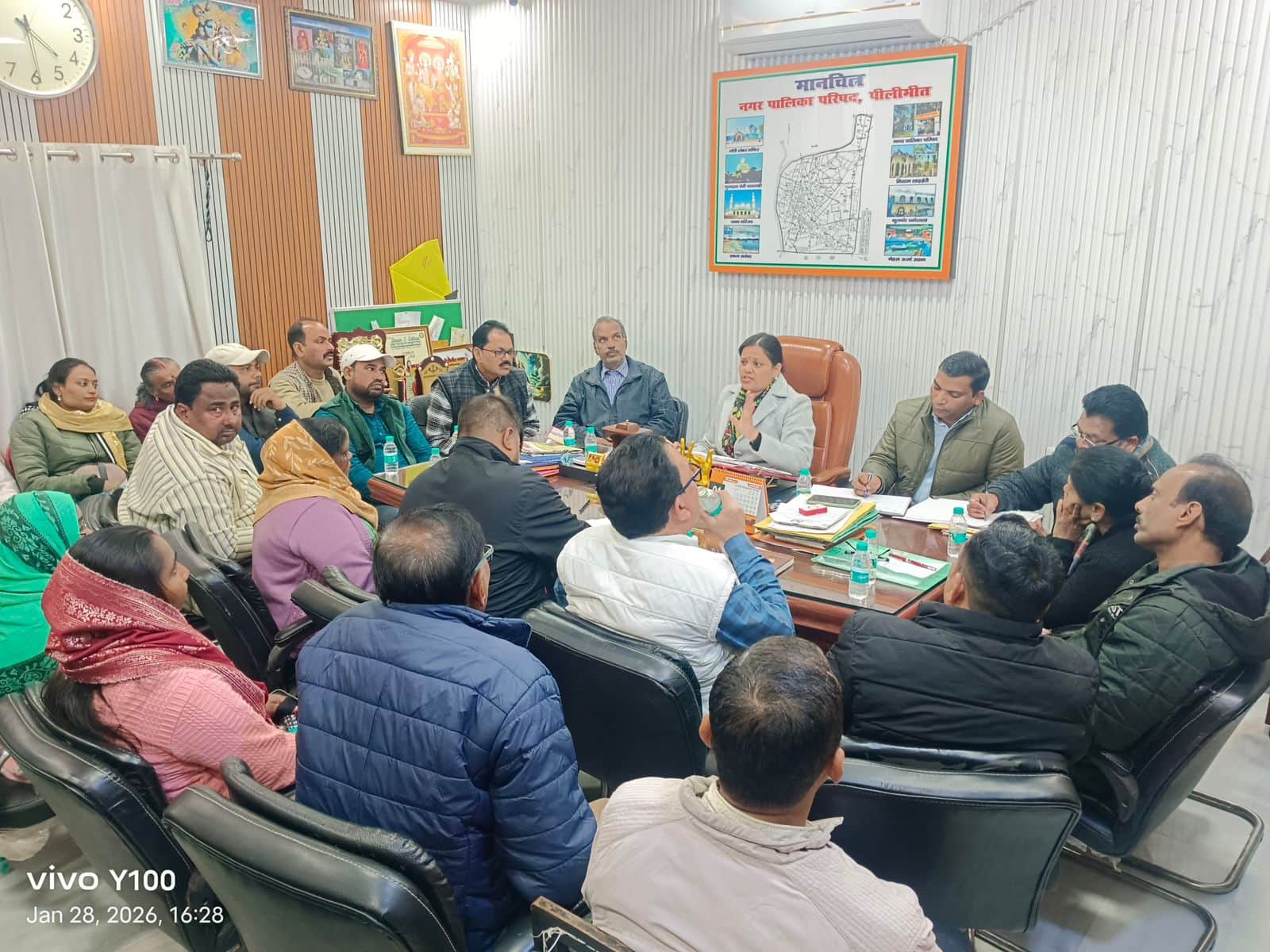 बैठक में मौजूद पालिकाध्यक्ष डॉ. आस्था अग्रवाल व ईओ संजीव कुमार। स्त्रोत पालिका