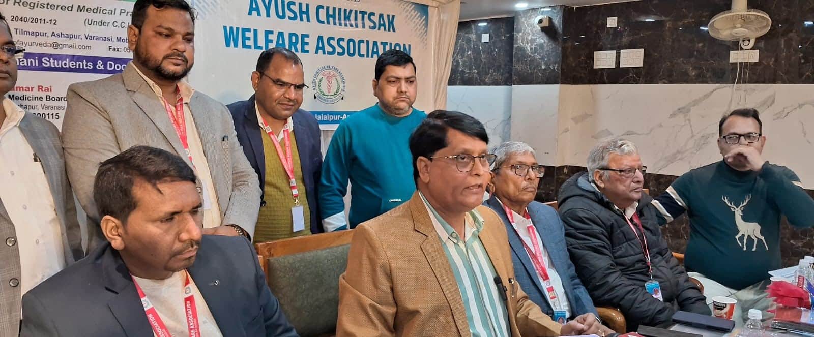 बुधवार को शहर के एक होटल में आयुष चिकित्सकों की बैठक में बोलते संगठन के पदाधिकारी।