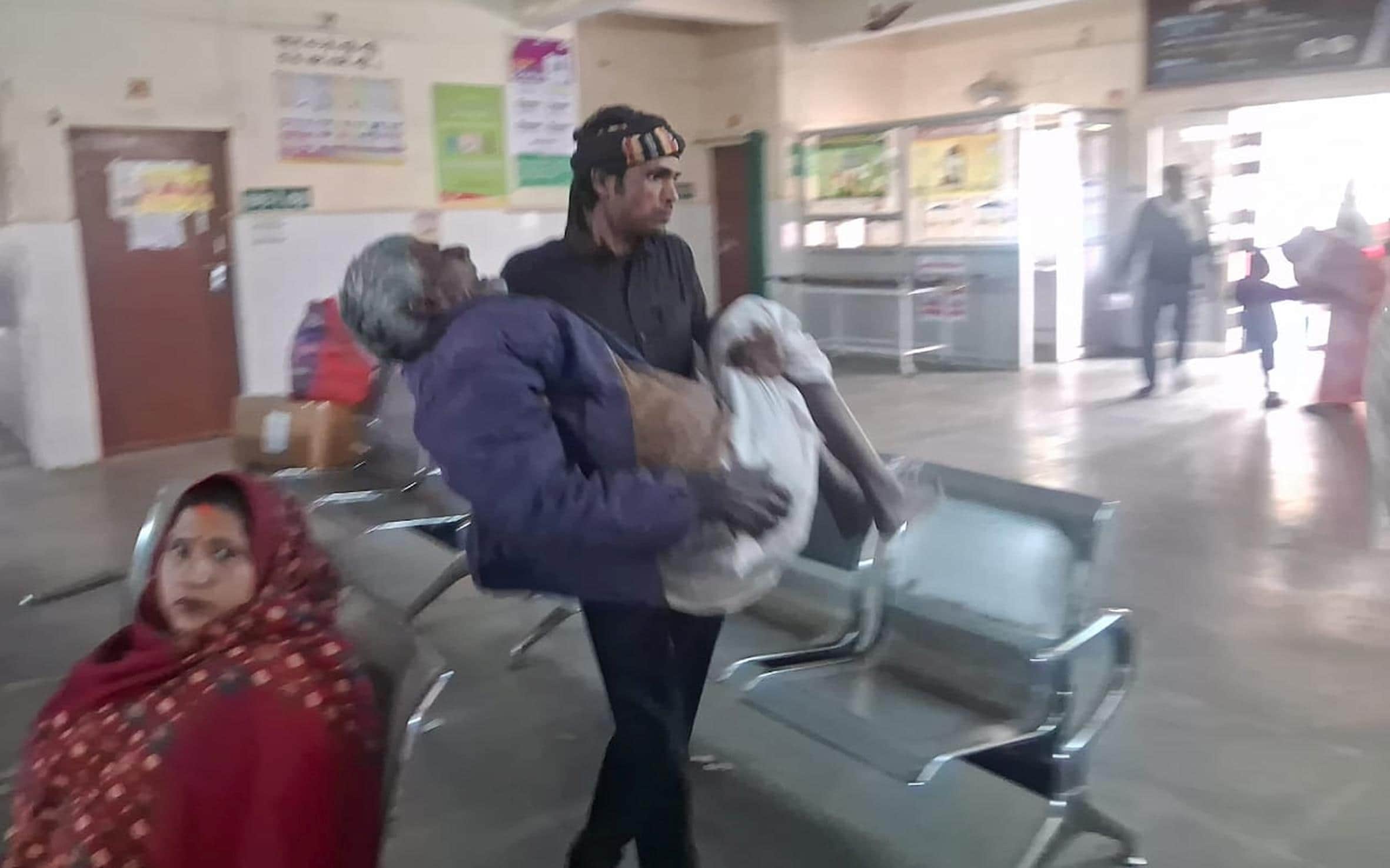 चरदा सीएचसी पर मरीज को गोद में उठाकर ले इलाज जाते हुए तीमारदार।     