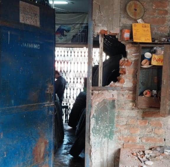 चांदपुर में बिजनौर बाईपास मार्ग पर टायर्स की दुकान में चोरो द्वारा लगाया गया नकब स्रोत संवाद