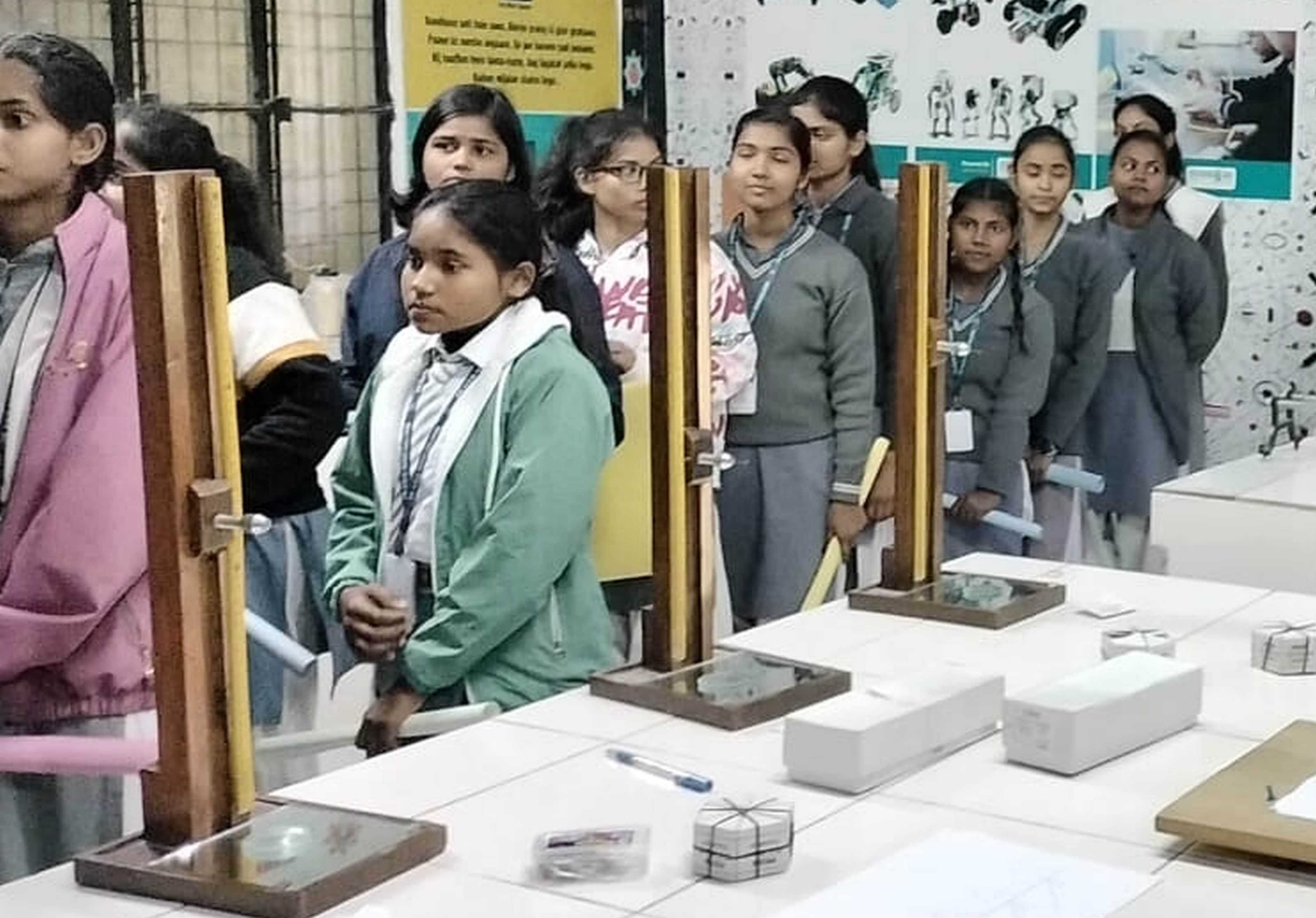  डॉ. अशोक स्मारक इंटर कॉलेज में प्रयोगशाला में मौजूद छात्राएं।