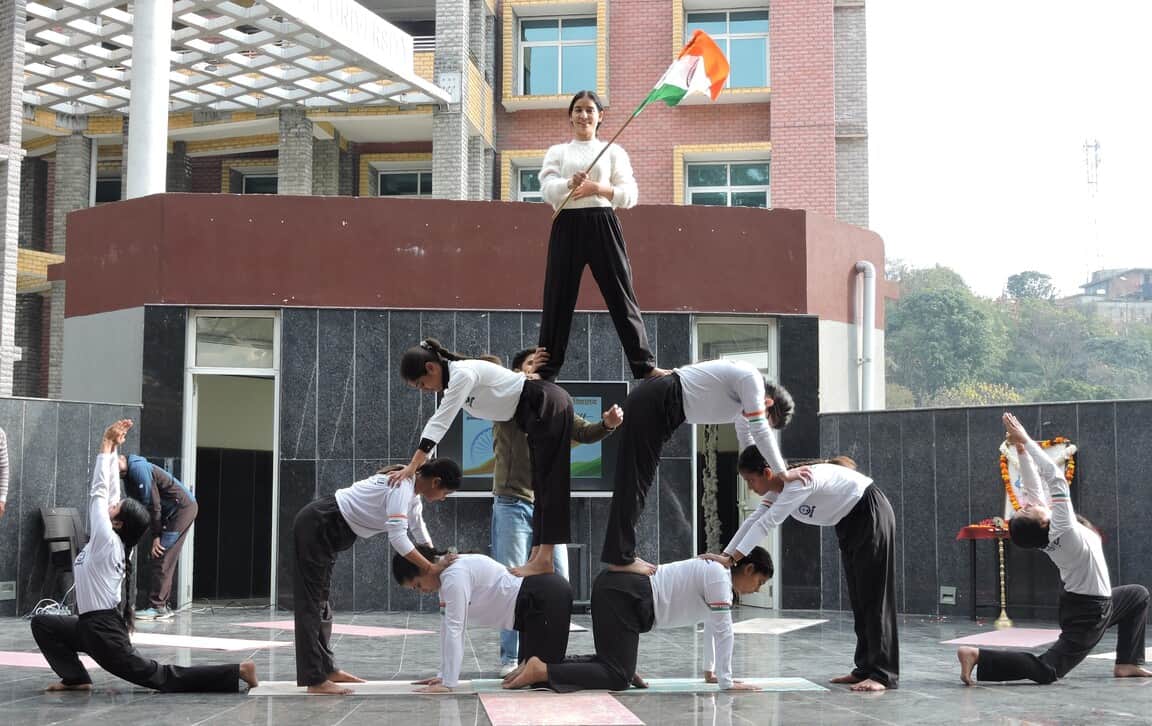 एचपीटीयू में गणतंत्र दिवस पर आयोजित कार्यक्रम के दौरान प्रस्तुति देते विद्यार्थी। स्रोत : विवि