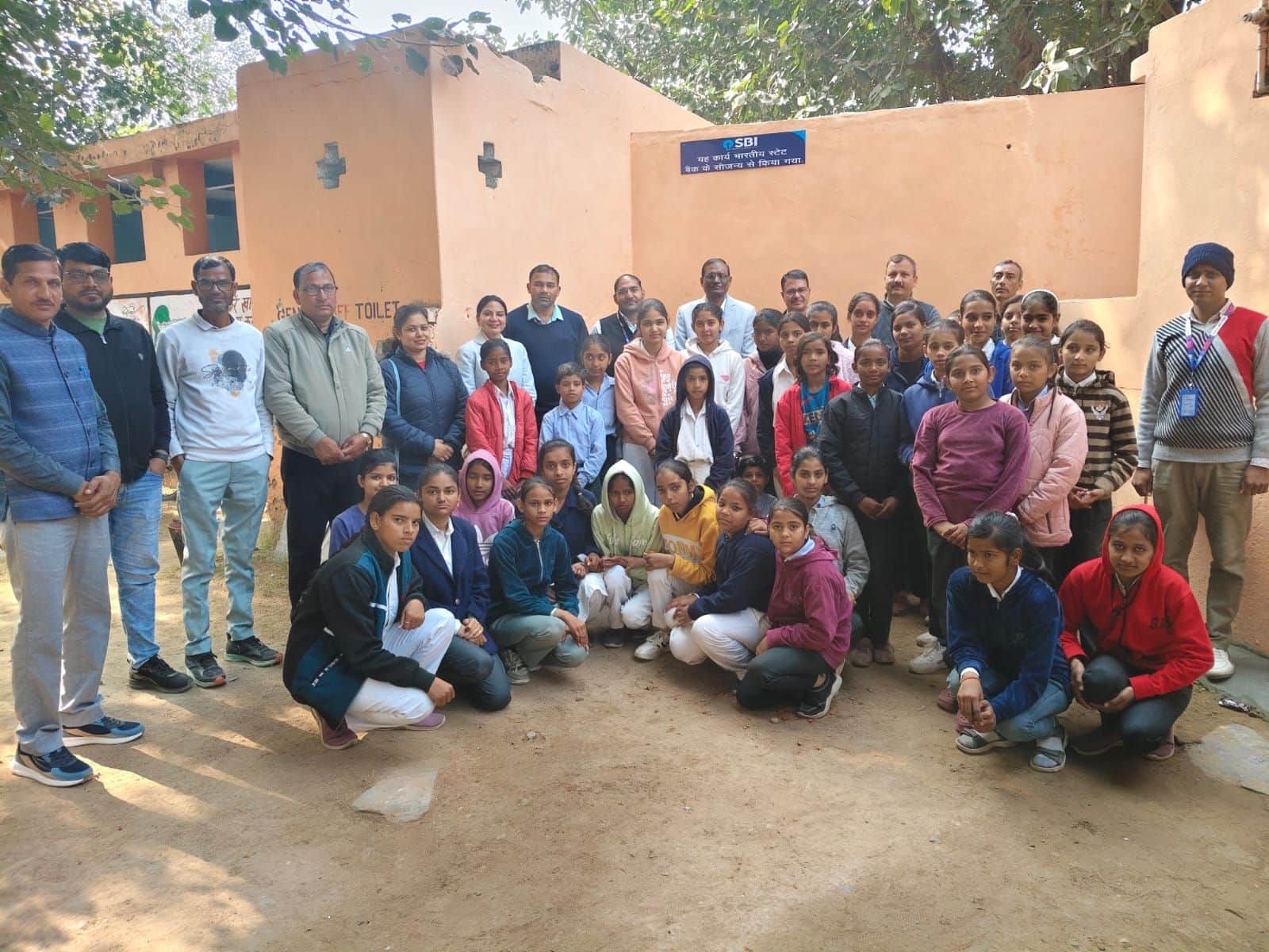 फोटो 01विद्यालय में छात्राओं के साथ बैंक प्रबंधक व स्टाफ सदस्य। संस्था
