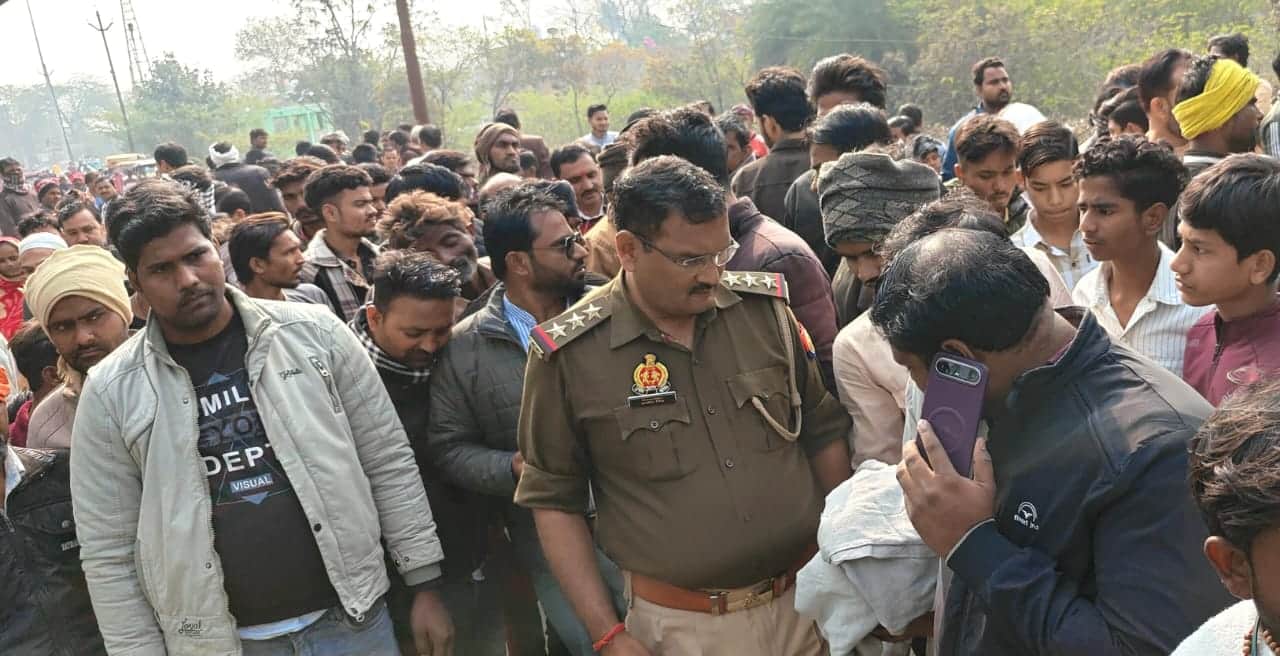 फोटो- 02 मौके पर जांच पड़ताल करते कोतवाल अजीत सिंह। संवाद