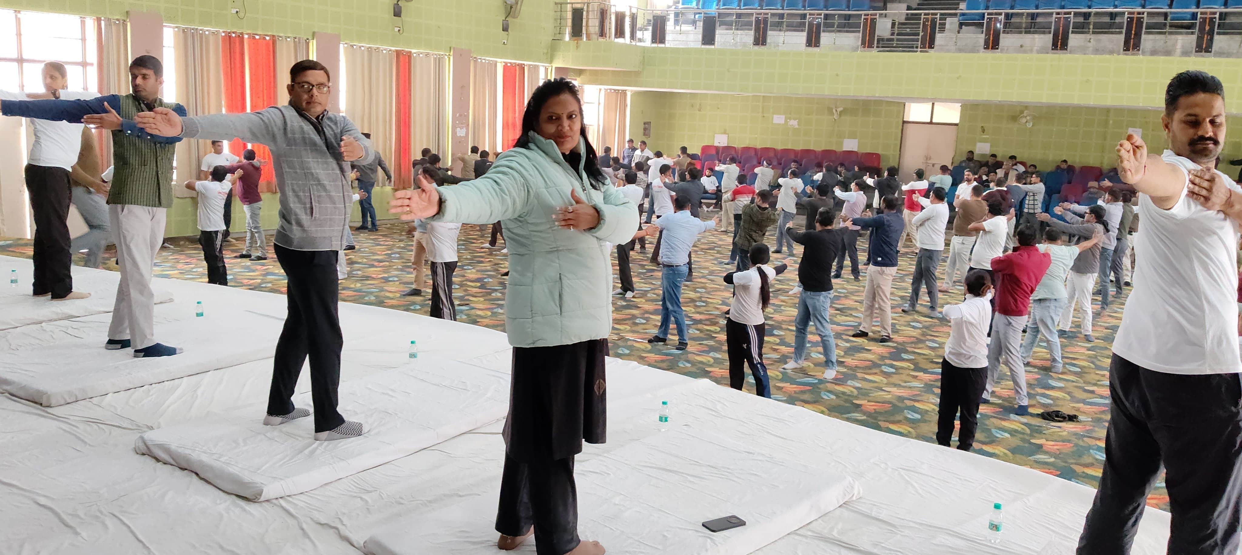 फोटो 04सूर्य नमस्कार करते अधिकारी व कर्मचारी। विभाग