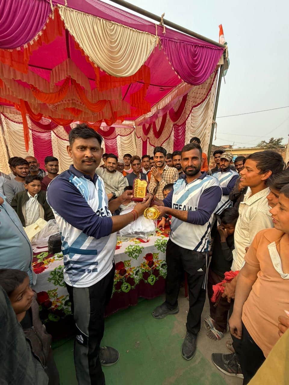 फोटो - 06 ग्रामीणों के साथ खड़े खिलाड़ी। संवाद