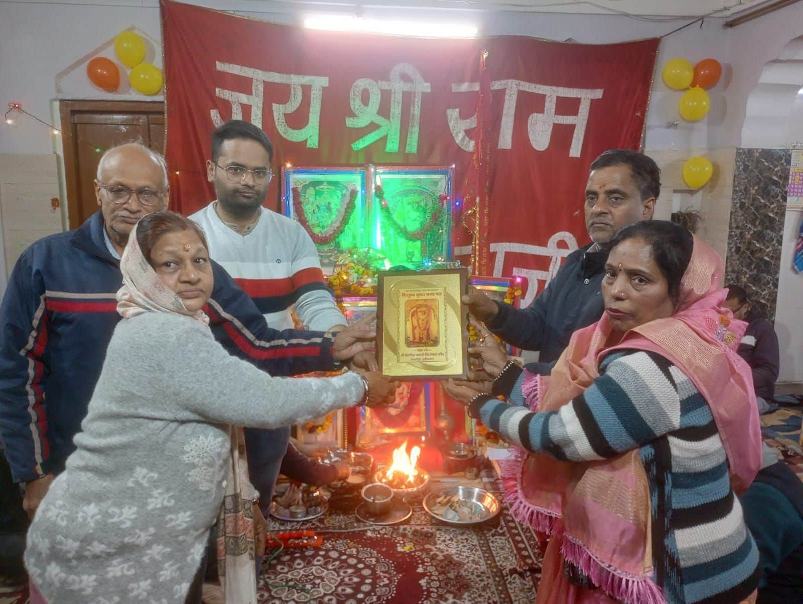 फोटो 08 यजमान को बालाजी की प्रतिमा भेंट करते मंडल सदस्य। संस्थ