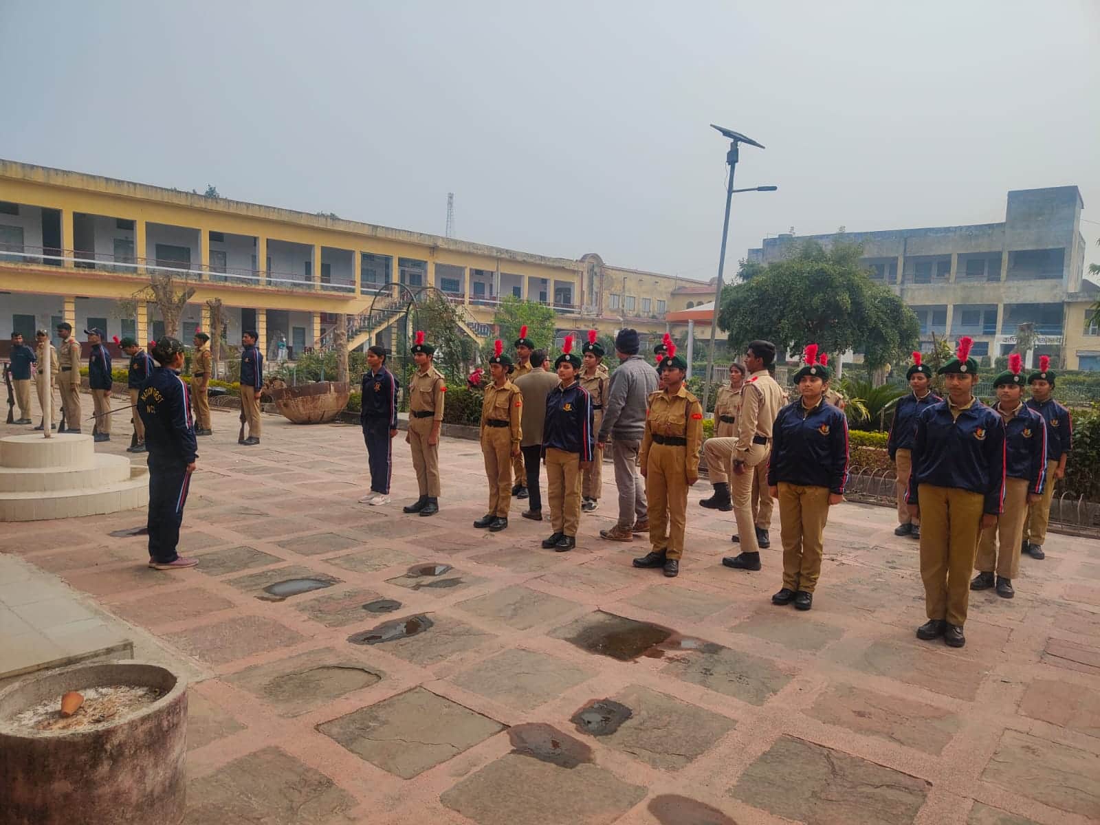 फोटो- 10  - परेड के दौरान एनसीसी कैडेट्स को निर्देश देते प्राचार्य डॉ. रवि कुमार। संवाद
