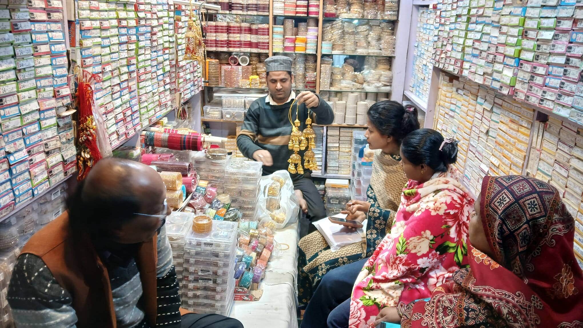 फोटो 2 बाजार में स्थित चूड़ी की दुकान पर खरीददारी करती महिला। संवाद