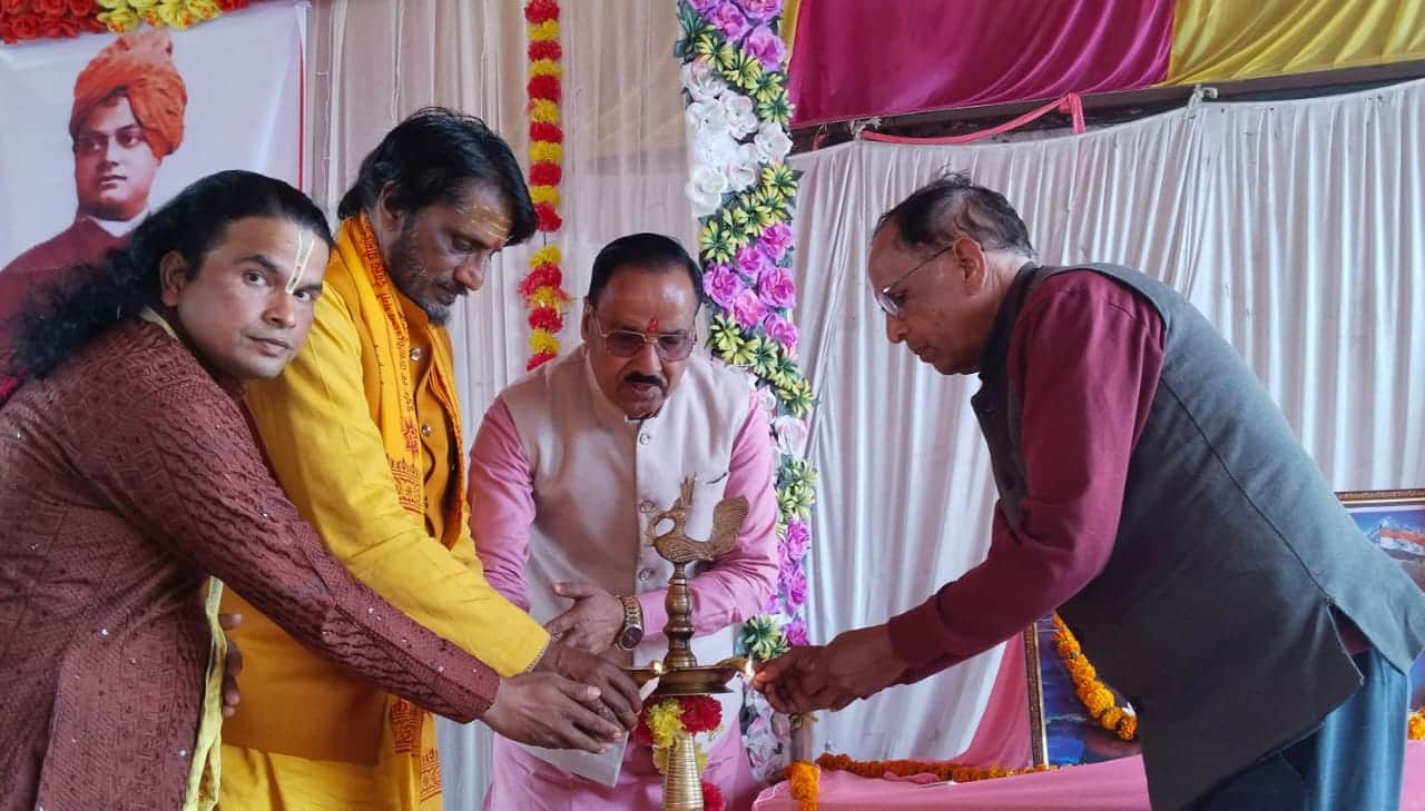 फोटो-20-दीप प्रज्ज्वलित करते पूर्व मंत्री डॉ. रवींद्र शुक्ल व अन्य।संवाद