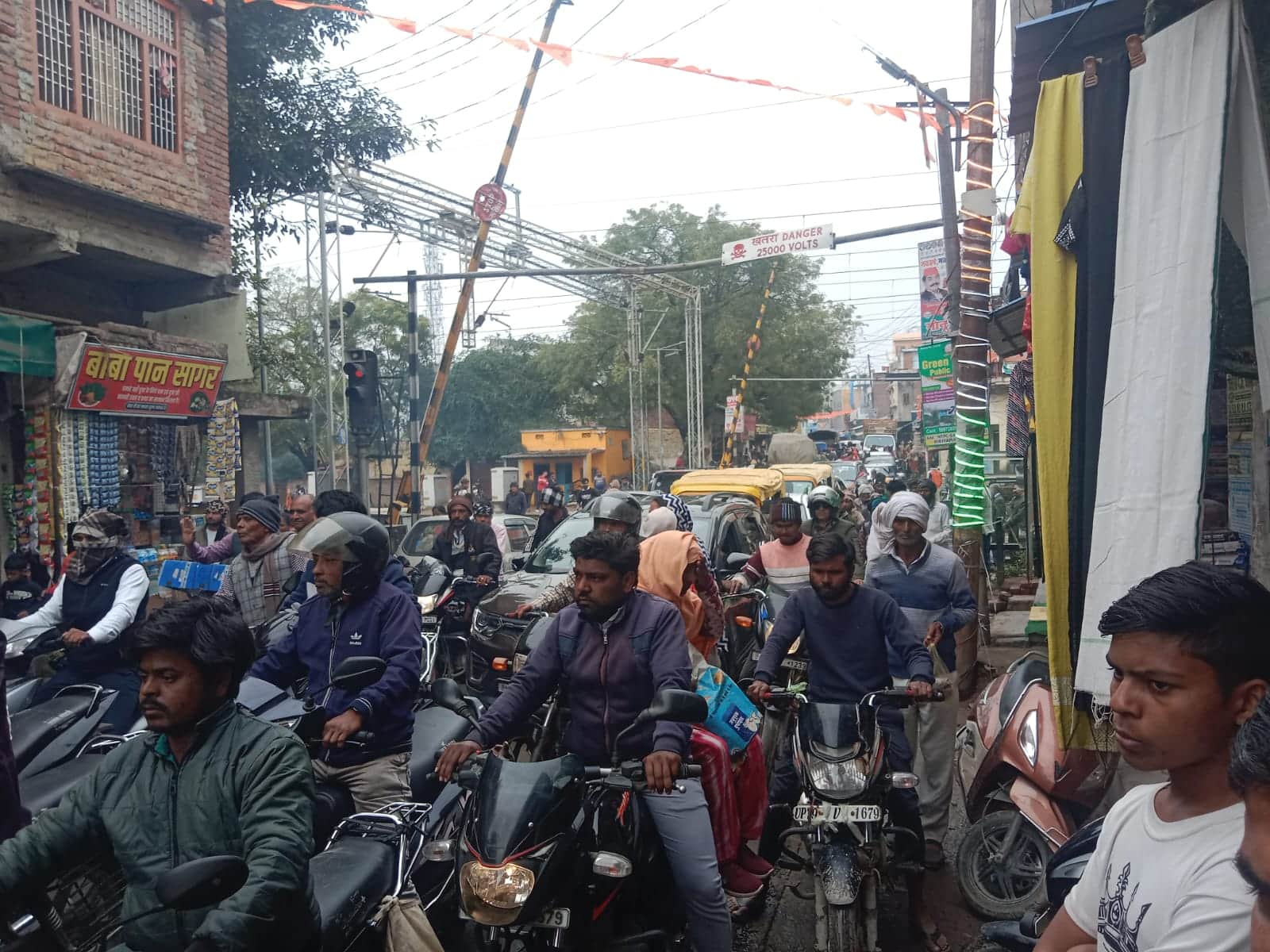 फोटो-21-अछल्दा में रेलवे क्रॉसिंग पर लगे जाम में फंसे वाहन। संवाद