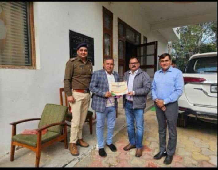 फोटो 22 देशराज शर्मा को सम्मानित करते अधिकारी। संस्थ