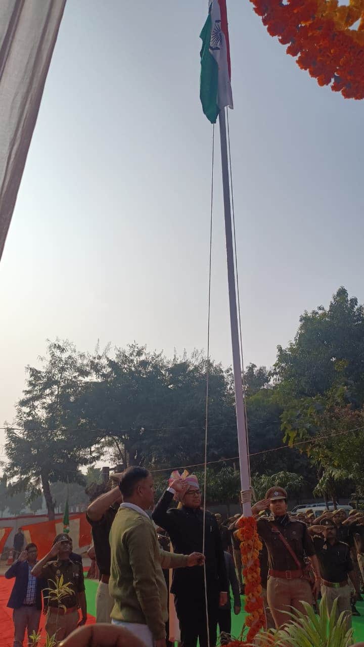 फोटो 27 एचएएमपी 15- शहर के पुलिस परेड मैदान में राष्ट्रीय ध्वज फहराते डीएम व एसपी। संवाद