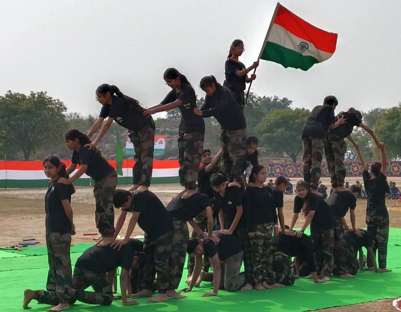 फोटो 27 एमएएचपी 10 परिचय-पुलिस लाइन में ऑपरेशन सिंदूर पर ये तो कश्मीर है गीत पर प्रस्तुति देते 