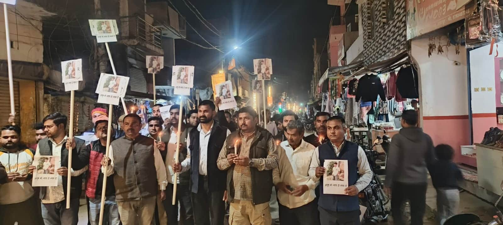 फोटो-27सीकेटीपी 19 राजापुर कस्बा में कैंडल मार्च निकालते लोग। संवाद