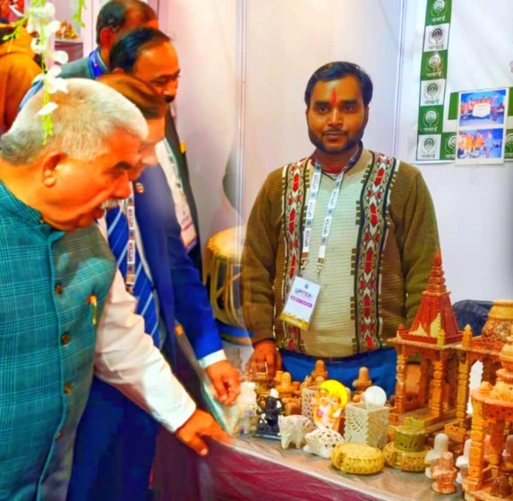 फोटो 28 एमएएचपी 12 परिचय-महोबा के शिल्पकार वीरेंद्र विश्वकर्मा की गौरा पत्थर से निर्मित कलाकृति