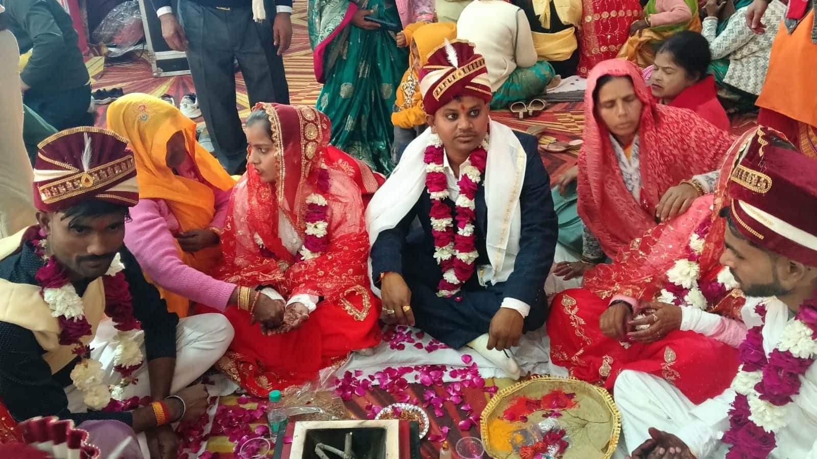 फोटो-32-सामूहिक विवाह समारोह में मौजूद जोड़े। स्रोत: प्रशासन