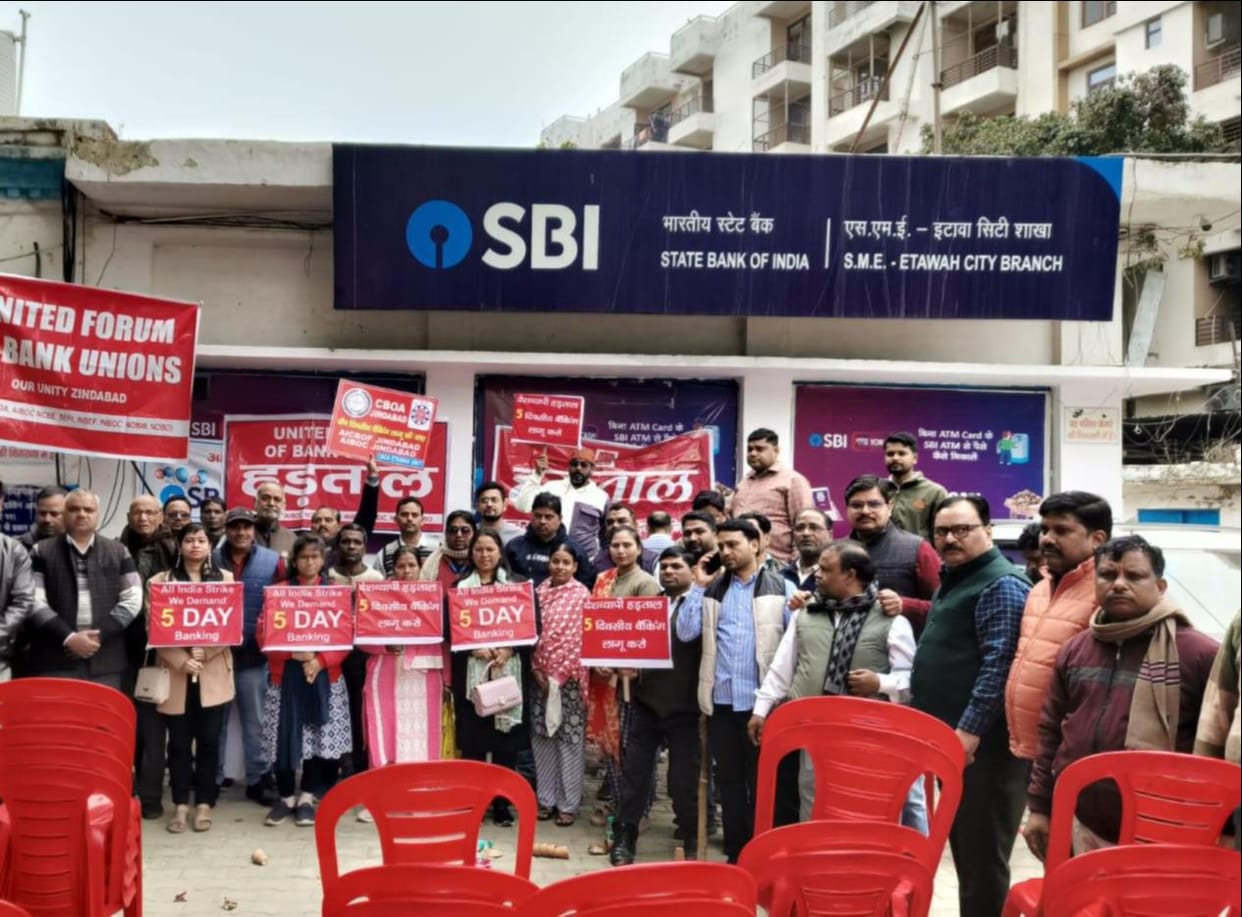Customers who had come to withdraw money returned after seeing the protest of bank employees.