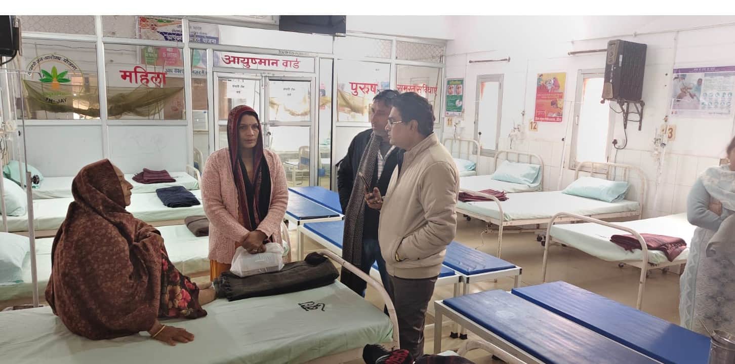 फोटो-36-जिला अस्पताल में मरीजों से बात करते डॉ. मनोज शंखवार। संवाद