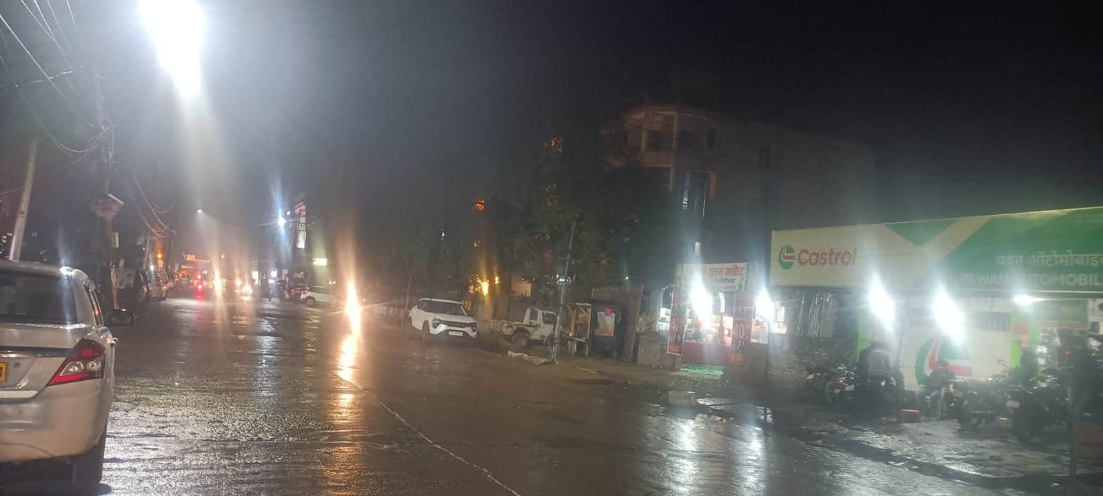 फोटो-39 बूंदाबांदी के दाैरान शहर के मुख्य मार्ग से गुजरते वाहन। संवाद