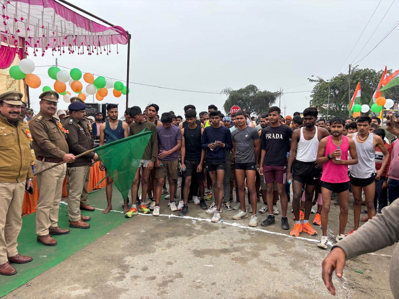 फोटो-45-मैराथन को हरी झंडी दिखाकर रवाना करते सहार थानाध्यक्ष। संवाद