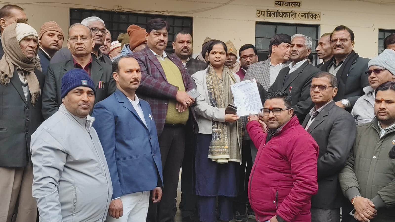 फोटो-48 एसडीएम श्रेया को मांग पत्र देते बीकापुर तहसील के अधिवक्ता।