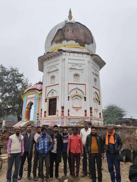 फोटो-6-बेला बस्ती स्थित क्षतिग्रस्त मंदिर और मौजूद लोग। संवाद