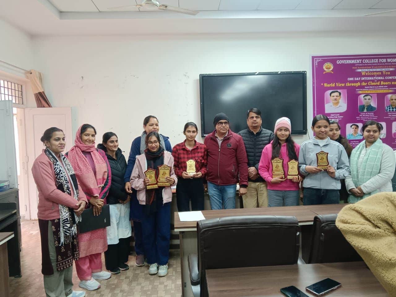 फोटो नंबर-20प्रतियोगिता की विजेता छात्राओं को पुरस्कृत करते प्राचार्य आरपी सिंह। स्रोत-संस्था