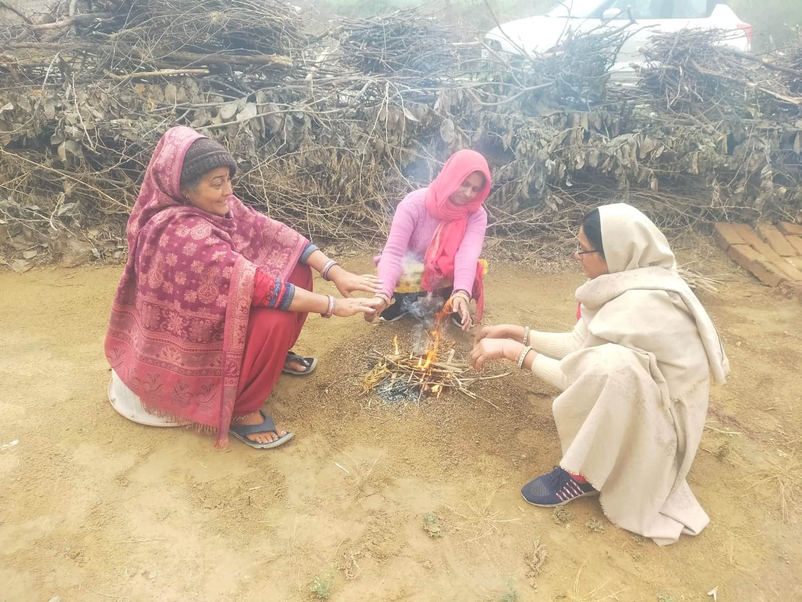 फोटो नंबर- 28नारनौल में ठंड से बचाव के लिए अलाव का सहारा लेती महिलाएं। संवाद