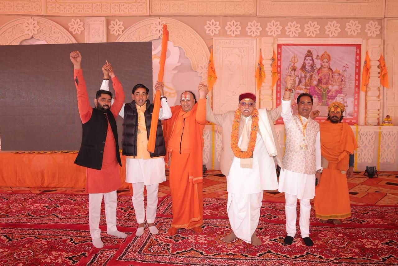 फोटो नंबर-30जगतगुरु श्री रामानंदाचार्य स्वामी श्री वैदेही वल्लभ देवाचार्य जी महाराज के साथ वि