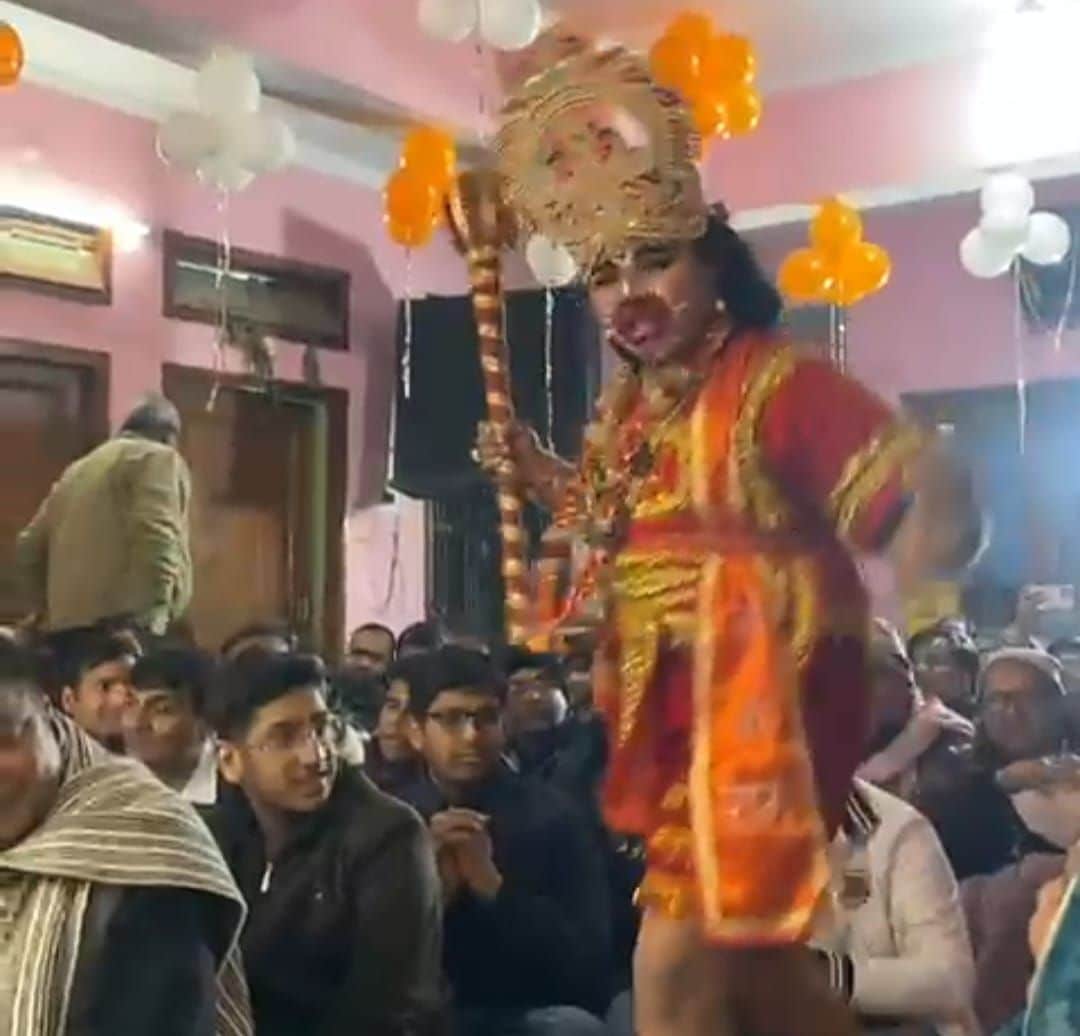 फोटो संख्या:55- मोहल्ला कटला में आयोजित जागरण में झांकी निकालते आयोजक--स्रोत- आयोजक