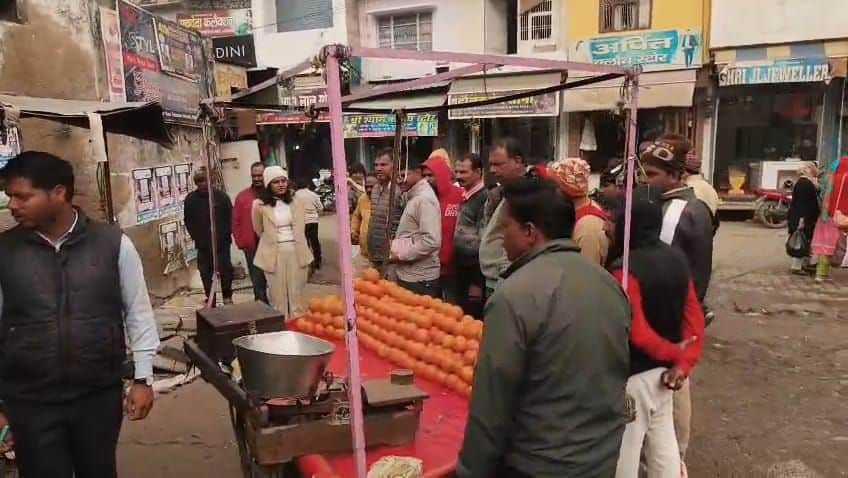 फोटो संख्या:57- दोपहर 2:40 बजे सब्जी मंडी मुख्य द्वार से रेहड़ी हटवाती प्रशिक्षु नायब तहसीलदार 