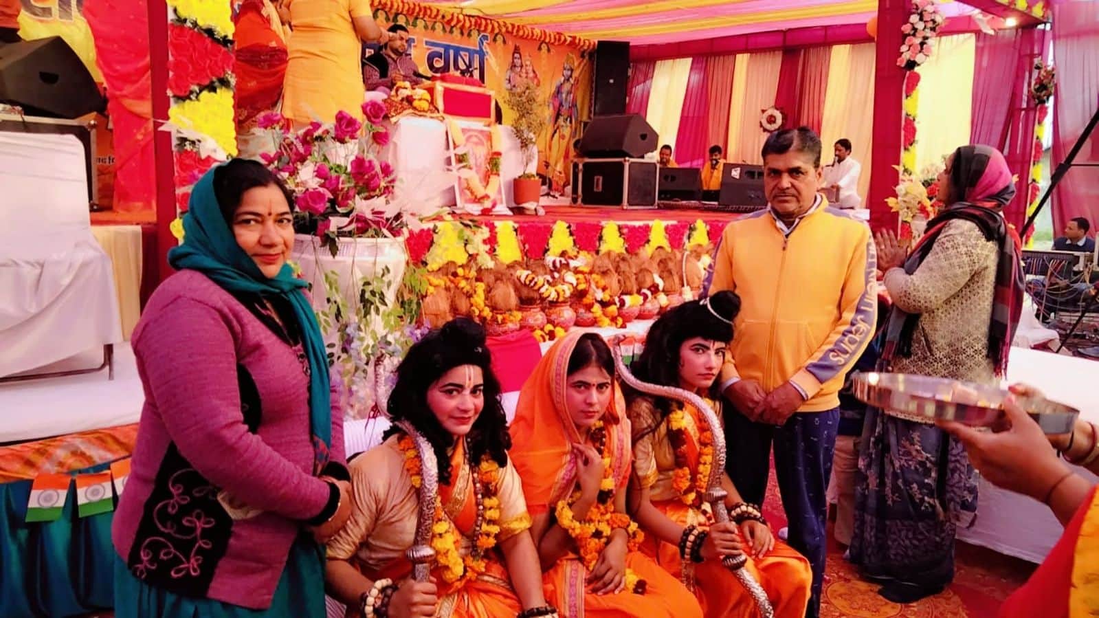 फोटो संख्या:70- गांव गुढा में श्रीराम कथा में शोभा यात्रा के दौरान श्रीराम, सीता व लक्ष्मण की प