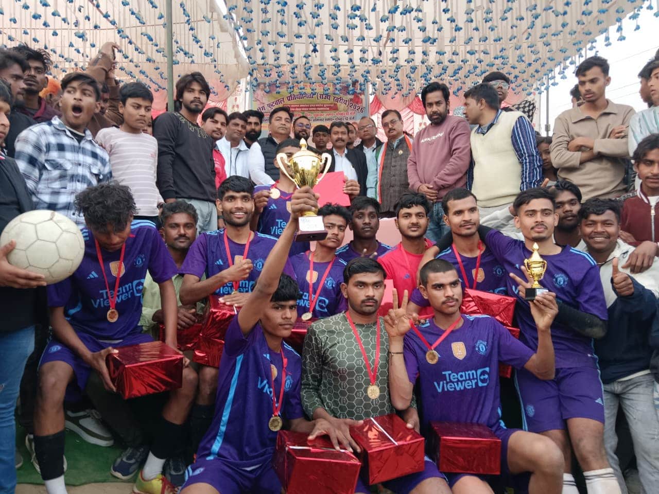 फुटबाल प्रतियोगिता में विजेता टीम ट्राफी के साथ।