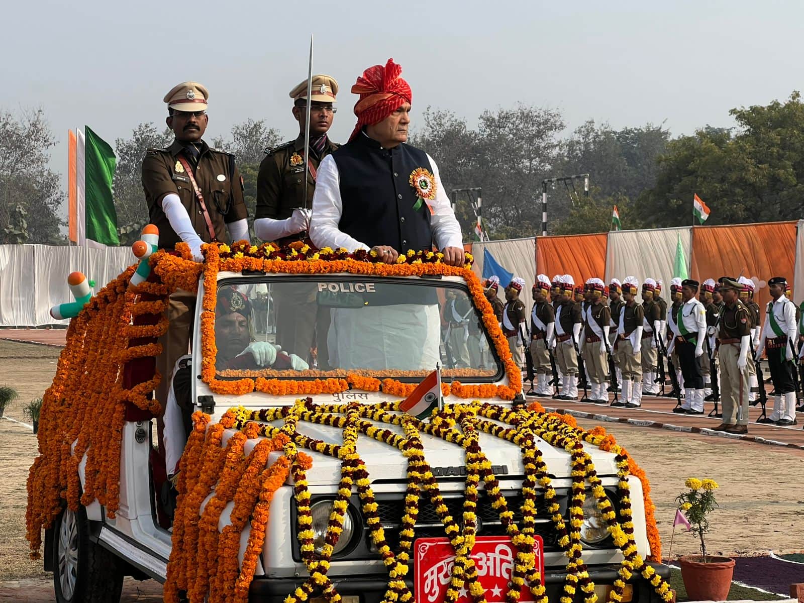 गणतंत्र दिवस पर पुलिस लाइन में आयोजित परेड का निरीक्षण करते कैबिनेट मंत्री एके शर्मा।संवाद