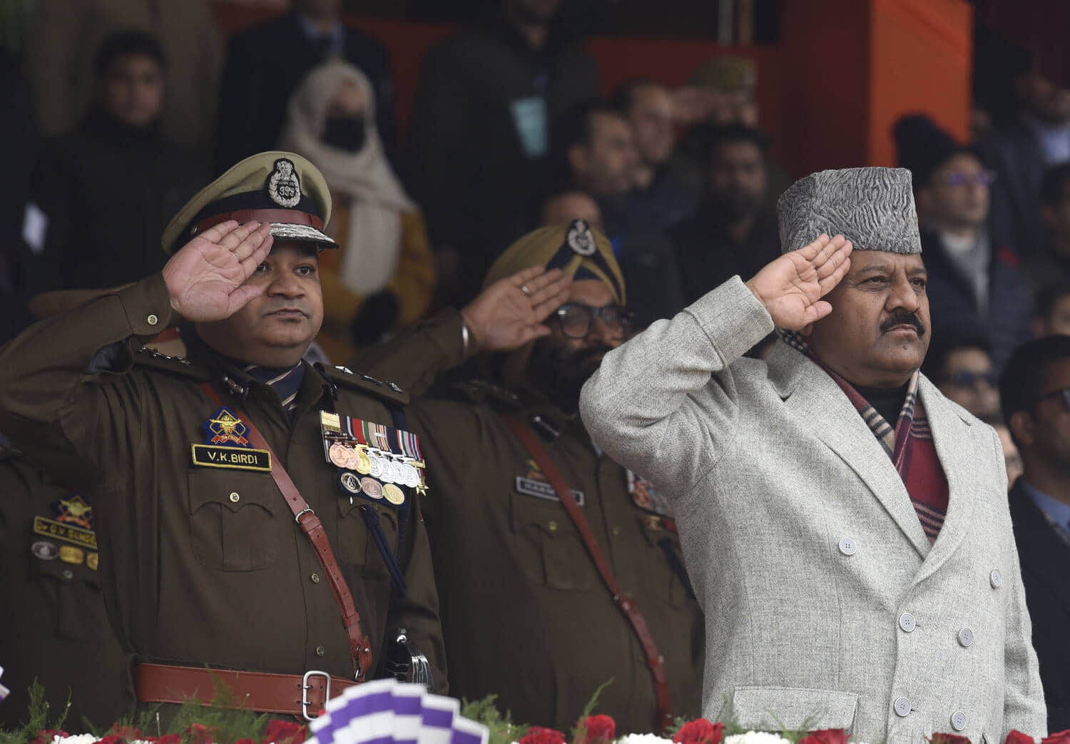 गणतंत्र दिवस पर श्रीनगर के बख्शी स्टेडियम में सलामी लेते उपमुख्यमंत्री। संवाद