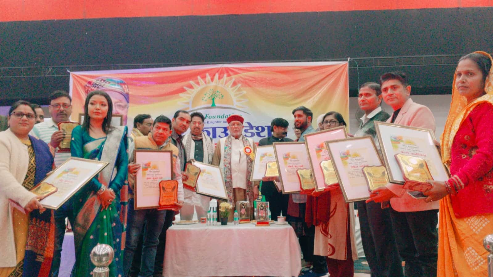 गन्ना शोध परिषद के सभागार में विचार गोष्ठी के दौरान बीएलओ को सम्मानित करते वित्त मंत्री सुरेश ख