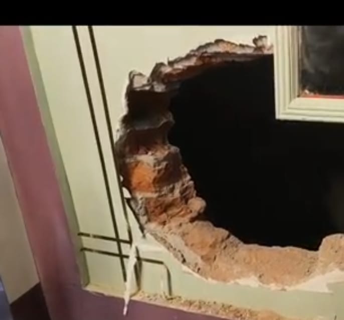 Jewellery stolen from shop by breaking into it