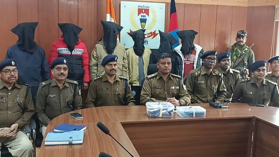 पुलिस की गिरफ्त में आरोपी