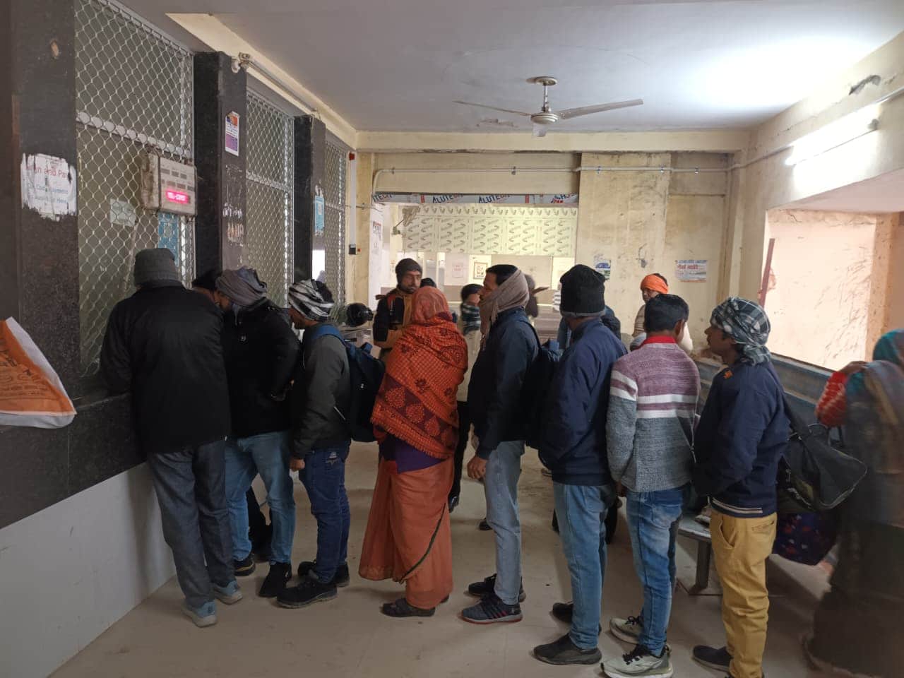 गौरीगंज रेलवे स्टेशन पर आरक्षित टिकट बुक कराते यात्री।