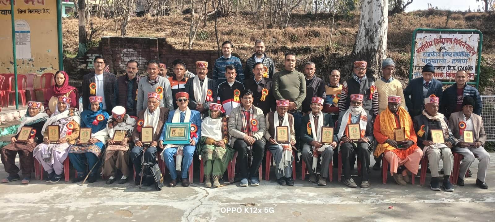 हवाण स्कूल में आयोजित खेलकूद प्रतियोगिता के दौरान 80 बसंत देख चुके बुजुर्गों को सम्मानित करते म
