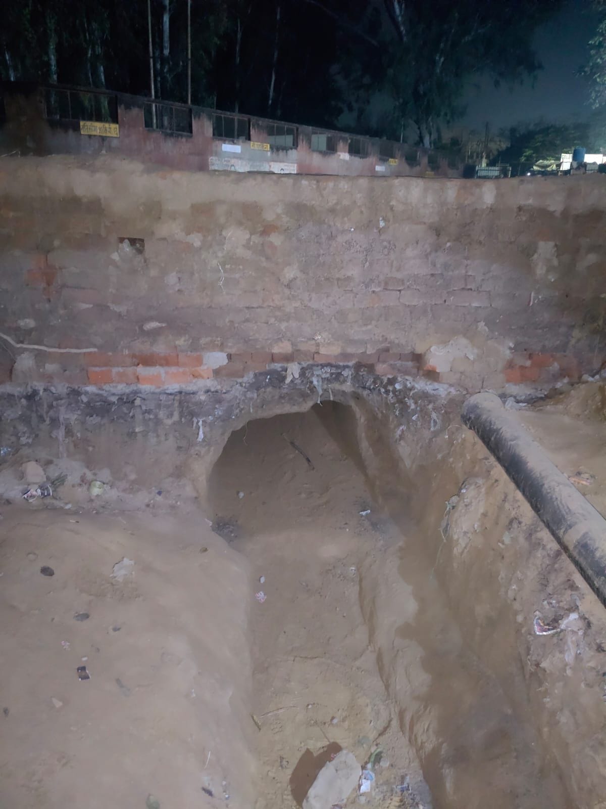 Three workers were buried for an hour when soil collapsed while digging a tunnel, one died.