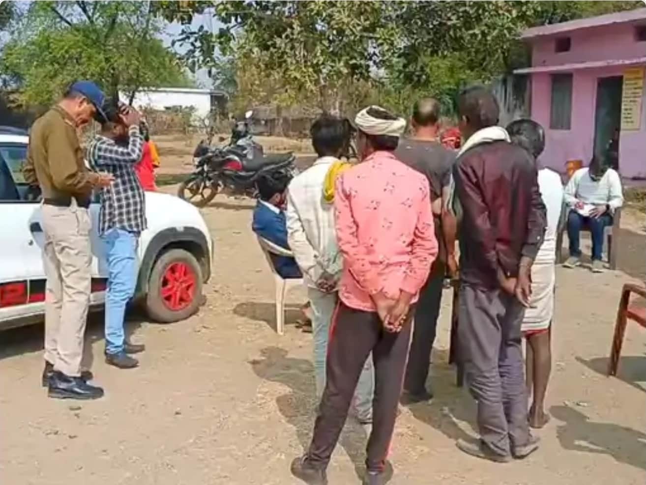 जांच करते अधिकारी