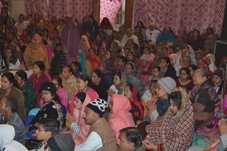 जुंडला गेट के बजरंग सेवा कुंज में आयोजित श्री शिव महापुराण कथा में प्रवचन सुनते श्रद्धालु। संव