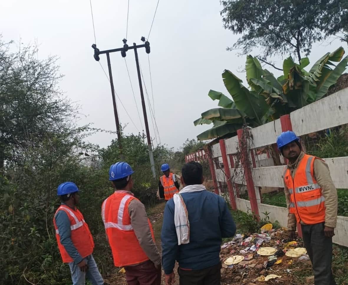 जहांगीराबाद के पास पॉलिटेक्निक के पास बिजलीठीक करते कर्मचारी।