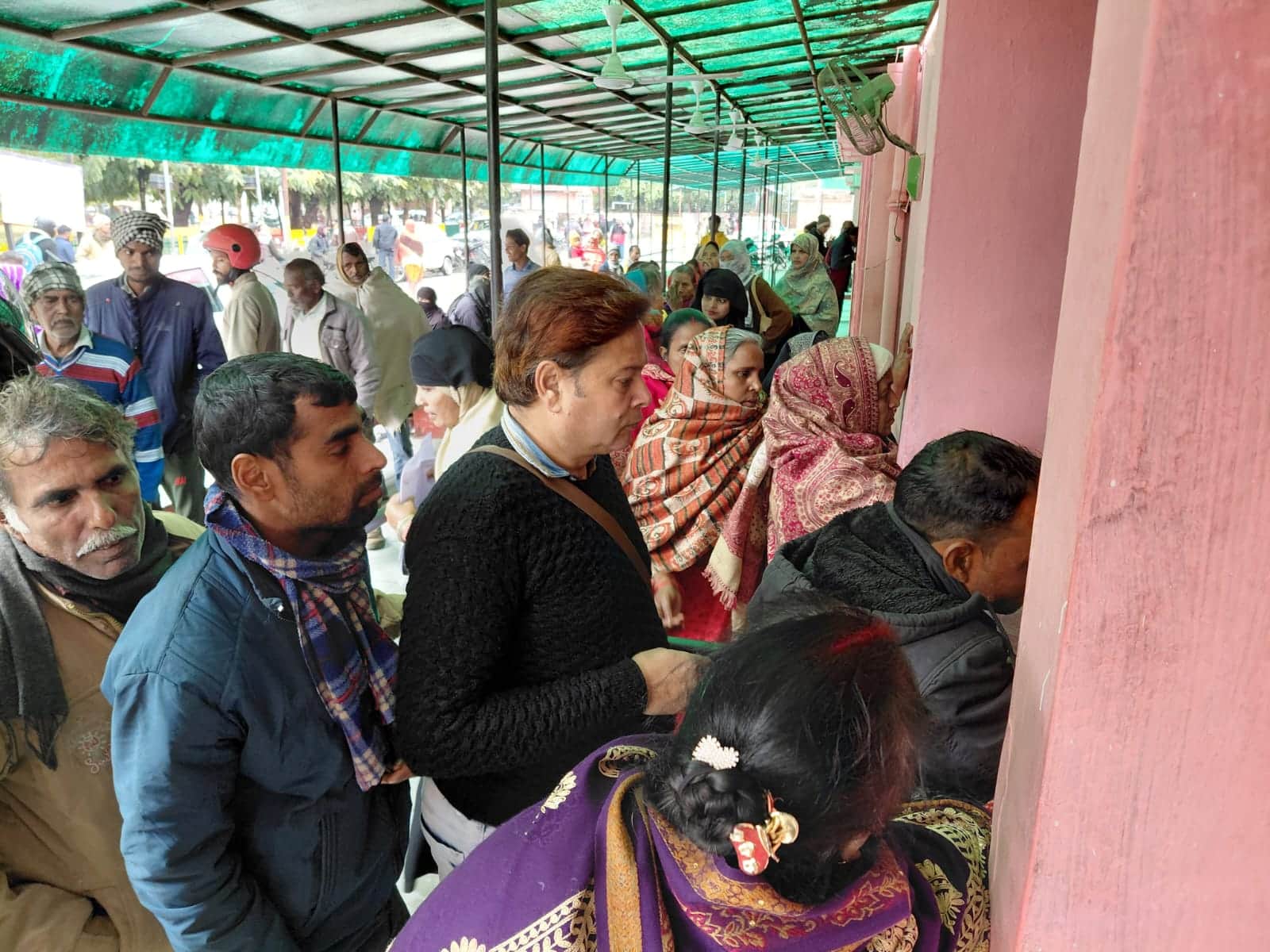 जिला अस्पताल के बाहर पर्चा बनवाने के लिए लगी भीड़। संवाद