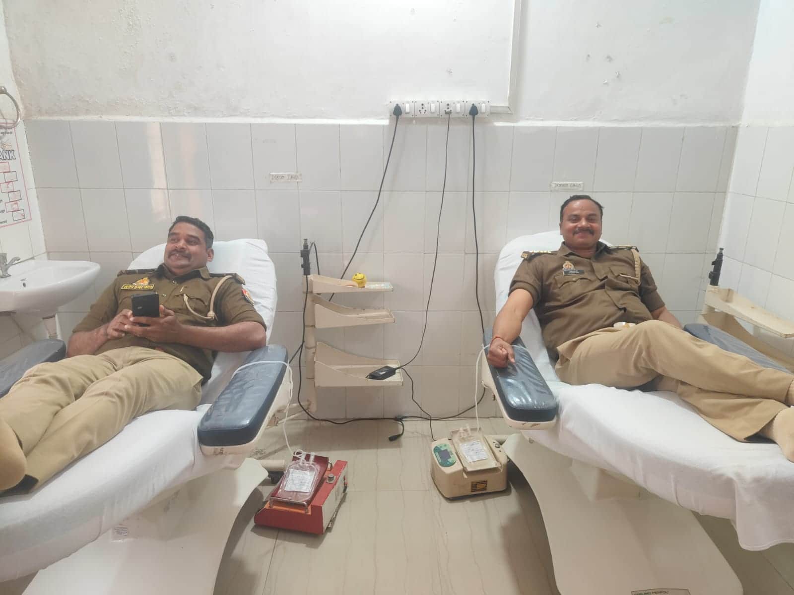 जिला चिकित्सालय में रक्तदान करते पुलिसकर्मी।