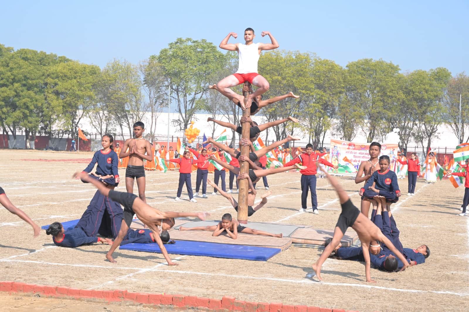 जिला स्तरीय गणतंत्र दिवस समारोह में प्रस्तुति देते प्रतिभागी। संवाद
