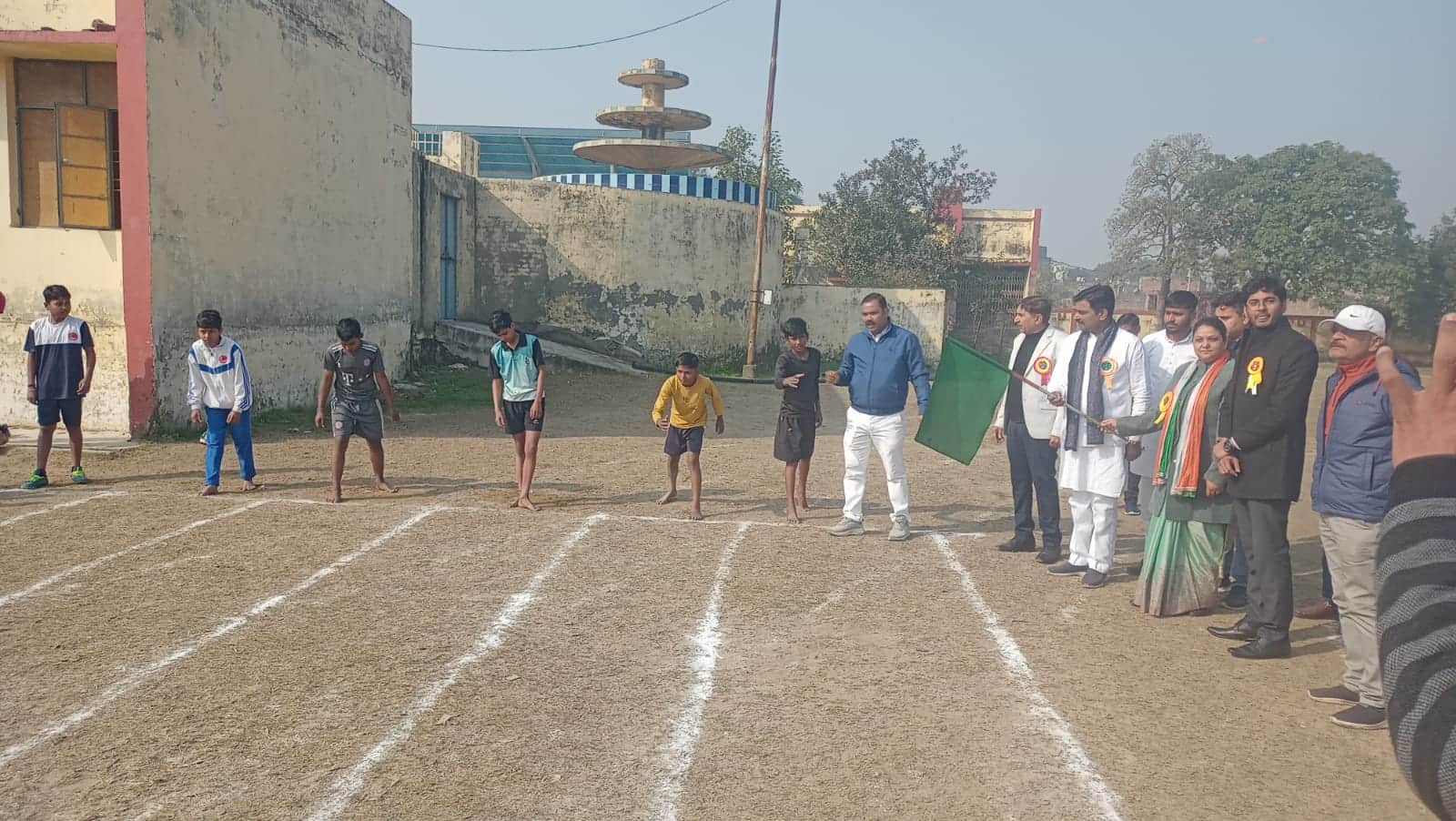 जिला स्तरीय खेल प्रतियोगिताएं में दौड़ में भाग लेते प्रतिभागी। स्रोत आयोजक