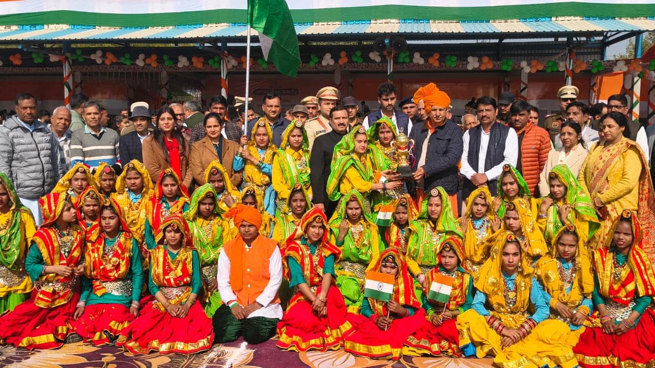 जिलास्तरीय गणतंत्र दिवस समारोह में होनहारों को सम्मानित करते सांसद धर्मबीर सिंह। 